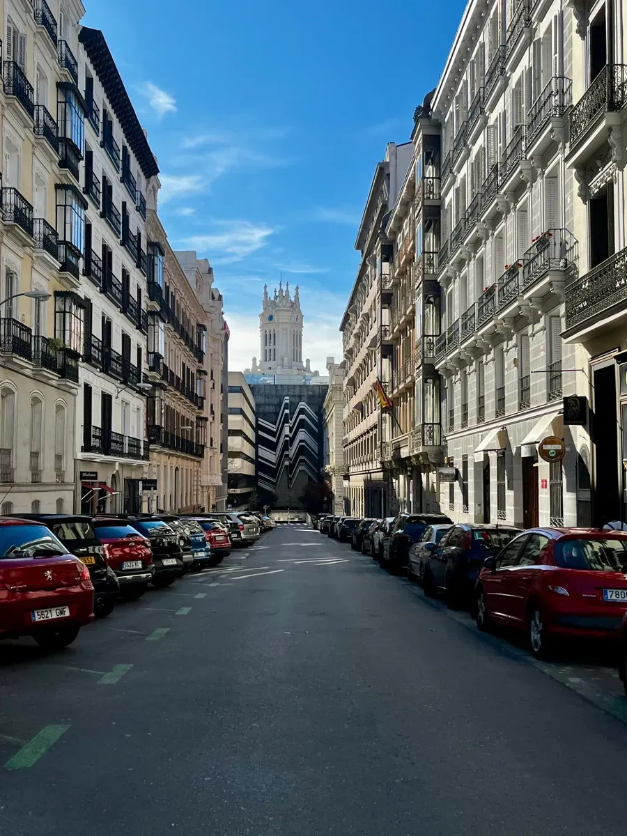 Calle de Madrid con la torre del Palacio de Cibeles al fondo